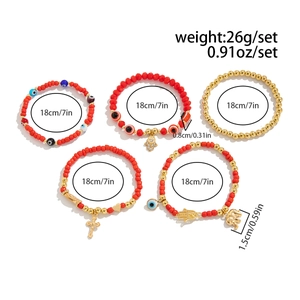 Vue détaillée du lot de 5 bracelets perlés rouges avec main de fatma et croix