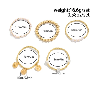 Détail de cinq bracelets extensibles bohèmes dorés avec breloques étoiles et pendentifs