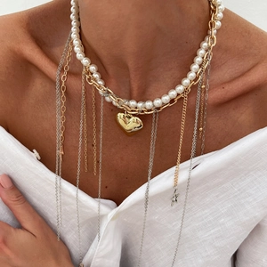 Collier multicouche en chaîne dorée et perles avec pendentif cœur et frange étoile