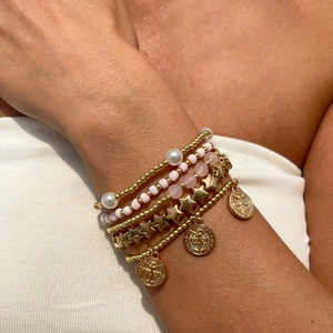 Set de 5 bracelets bohèmes superposés avec étoiles dorées et perles nacrées