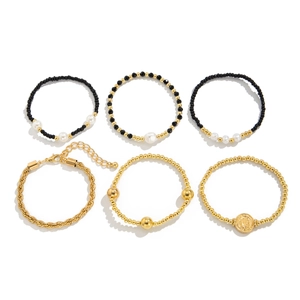Set de 6 bracelets superposés avec perles noires, chaînes dorées et breloques cœur