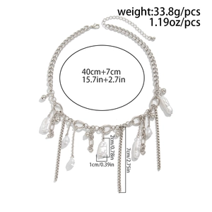 Vue détaillée du collier à franges argenté avec perles et mesures de taille précises