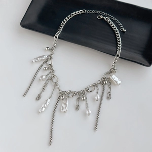 Détail du collier chaîne argentée avec perles baroques et pampilles de chaînettes