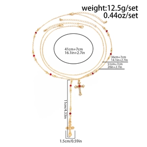 Vue détaillée du collier triple rang doré avec croix, perles rouges et dimensions