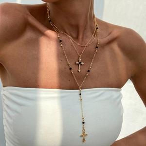 Vue détaillée du collier triple épaisseur à pendentif croix et perles noires