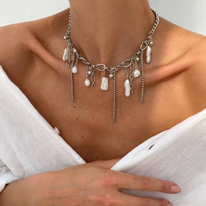 Collier multicouches argenté avec perles baroques et pampilles coeur porté par femme