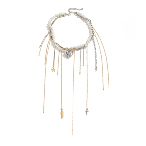 Collier multicouche avec perles, chaîne argentée, pendentif cœur et glands métalliques