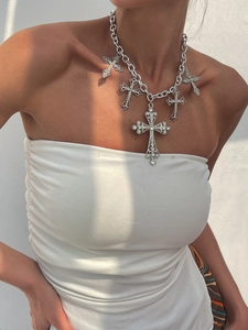 Nahaufnahme der Punk-Choker-Kette mit fünf silbernen Kreuzanhängern und Kristallen