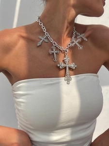 Detail der silbernen Gliederkette mit fünf Strass-Kreuzanhängern an einem Modell