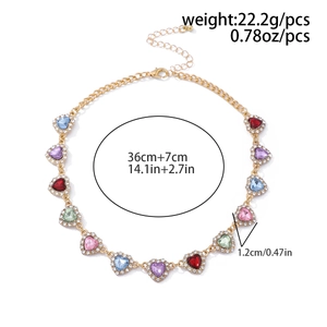 Vue détaillée du collier à cœurs colorés avec dimensions et poids sur fond blanc épuré