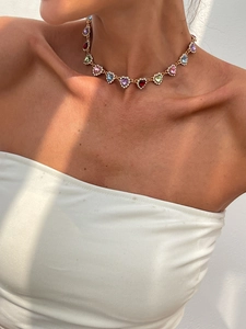 Gros plan d'un collier ras du cou en pierres précieuses colorées sur un mannequin
