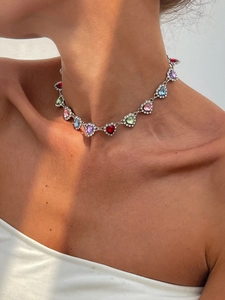 Gros plan du collier cœur en cristaux multicolores avec monture en argent brillant