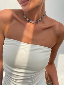 Détail du collier choker à cœurs en cristal coloré avec garniture en diamant