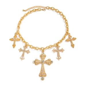 Goldene Gliederkette mit fünf glitzernden Kristall-Kreuzanhängern in flacher Ansicht