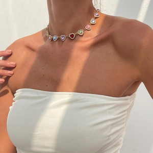 Collier ras de cou doré avec cristaux en forme de cœur arc-en-ciel et zircons blancs