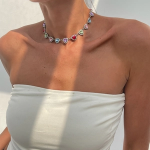 Collier cœur cristal arc-en-ciel avec strass colorés sur chaîne argentée pour femme