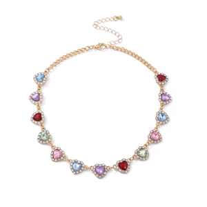 Collier en chaîne dorée avec pierres précieuses en forme de cœur multicolores et strass