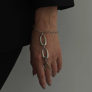 Detail eines silbernen Sklavenarmbands mit großen ovalen Gliedern und minimalistischem Stil