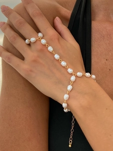 Detailansicht des eleganten Perlen-Fingerarmbands mit Goldkette und Barockperlen