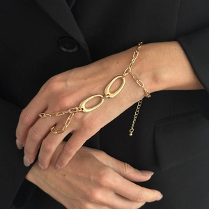 Minimalistisches goldendes Ring-Armband mit ovalen Gliedern und Perlenakzenten