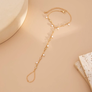 Détails du bracelet bague en perles baroques dorées et cristaux avec fermoir réglable