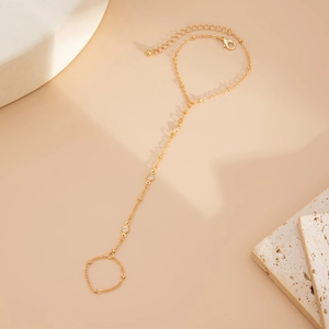 Bracelet esclave irrégulier en or 18 carats avec chaîne en cristal et bague intégrée