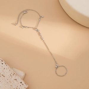Détail d'un bracelet de doigt argenté avec cristaux blancs et fermoir mousqueton réglable
