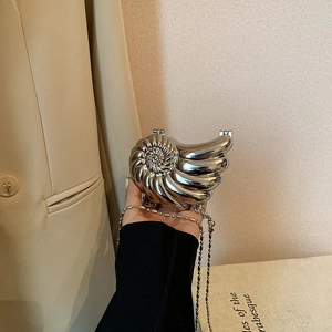 Elegante borsa a conchiglia in metallo argento con sottile tracolla a catena da donna