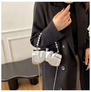 Detailansicht der silbernen Metallic-Abendtasche mit Perlen Griff und abnehmbarer Kette