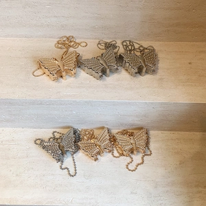 Set de colliers avec pendentifs papillon miniatures et strass en plaqué or et argent