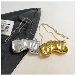 Details von gold- und silberfarbenen Abendtaschen mit unregelmäßiger Wellenstruktur