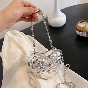 Borsa a cuore in metallo argento con finitura martellata e tracolla a catena con sfere