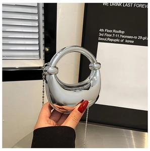 Glänzende silberne Halbmond Handtasche mit rundem Griff und feiner Perlenkette
