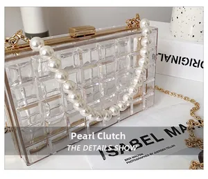 Détail de la poignée en perles et texture quadrillée sur ce sac transparent chic en acrylique