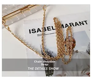 Détail de la bandoulière chaîne dorée avec fermoirs mousquetons sur sac transparent