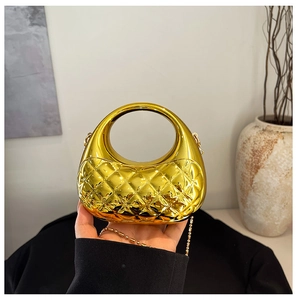 Detailansicht der goldenen Halbmond-Tasche mit Hohlgriff und gesteppter Textur