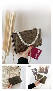 Détail de la pochette en acrylique marron à treillis avec poignée en perles et chaîne