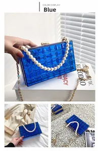 Sac boîte bleu en acrylique à treillis avec anse en perles et chaîne dorée sur magazine