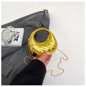 Details der goldenen Sichel-Minitasche mit Steppmuster und metallischem Kettenriemen