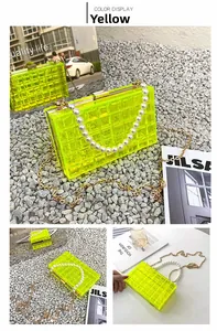 Détails du sac à bandoulière en acrylique jaune fluo avec poignée perle et motif grille