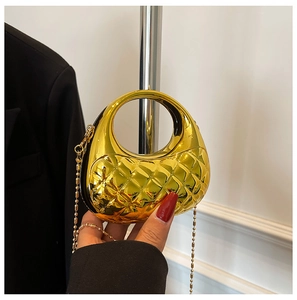 Detail der gold metallic Muscheltasche mit Rautensteppung und runder Perlenkette
