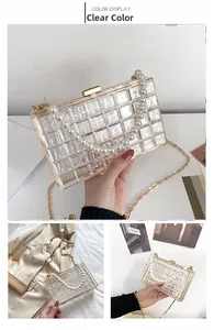 Détail du sac à main matelassé transparent avec poignée perle et chaîne dorée