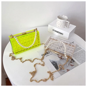 Détail de sacs bandoulière en acrylique avec anses perles en jaune fluo et clair