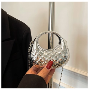 Detailansicht der silbernen Spiegel-Tasche mit Steppmuster und feiner Perlen-Kette