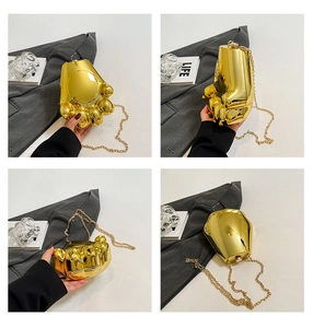 Détails du sac pochette doré en forme de patte d'ours avec finition miroir et chaîne