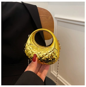 Details der goldenen metallischen Mondsichel-Tasche mit Steppmuster und feiner Kette
