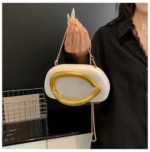 Weiße Abendtasche aus Leder mit elegantem goldenem Metallgriff und feiner Kette