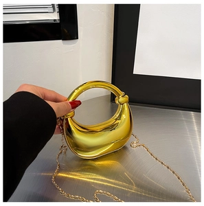 Detailansicht der goldenen Metallic-Mondtasche mit Spiegelglanz und goldener Gliederkette