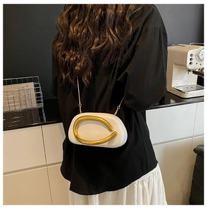 Details der weißen Leder-Umhängetasche mit Goldkette und Ringverschluss für Damen