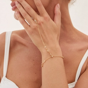 Bracelet esclave élégant plaqué or 18 carats avec cristaux sur la main d'un mannequin